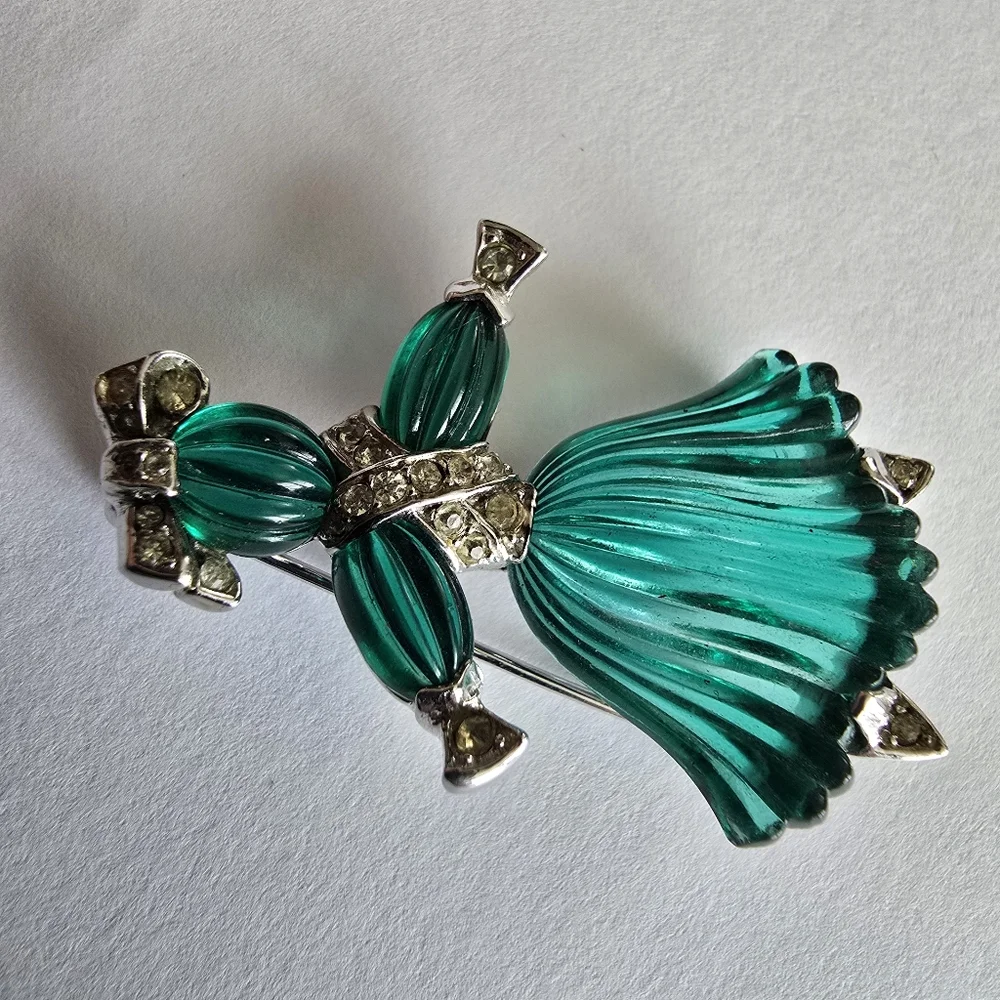 Vintage Trifari Pom Pom brooch pin green ragdoll crown 1940s Alfred Philppe
